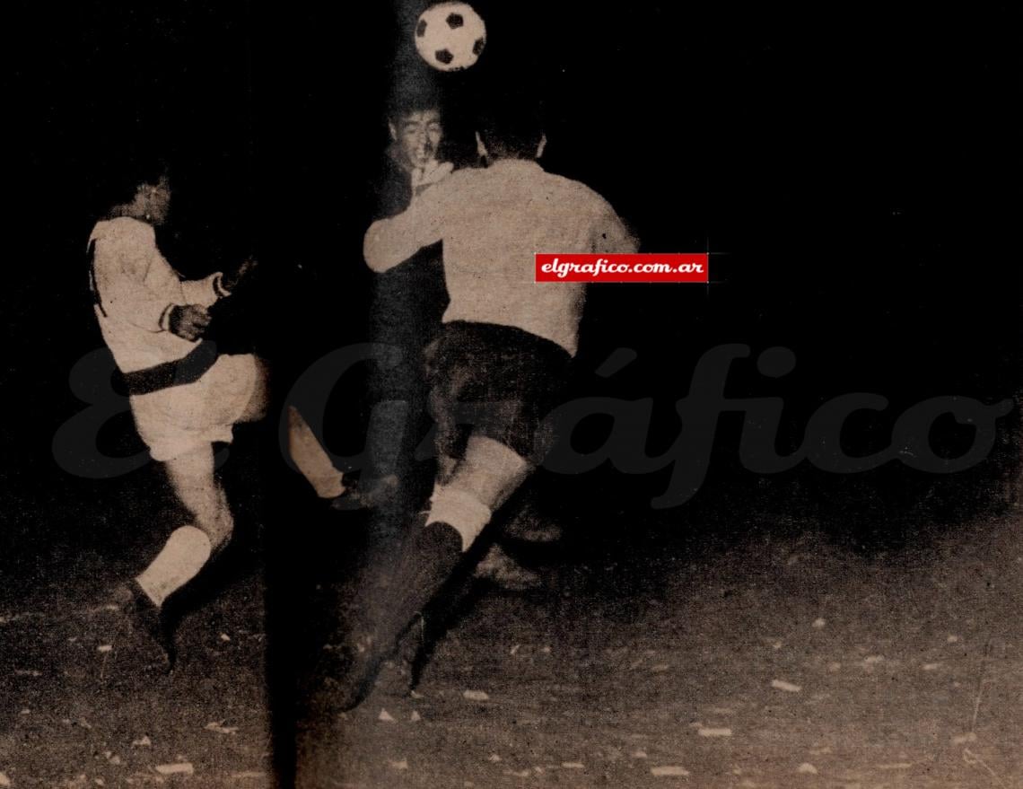 Imagen 14 minutos del segundo tiempo. Momento en que la cabeza de Guzmán va a consumar el derecho al ascenso. Bertoni quedó a media agua. Bettinotti sin poder intervenir. ¡Gol de Platense!