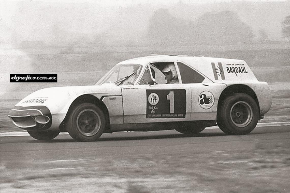 Imagen El 1 en la puerta de la Liebre. Fue campeón de TC en 1967. 