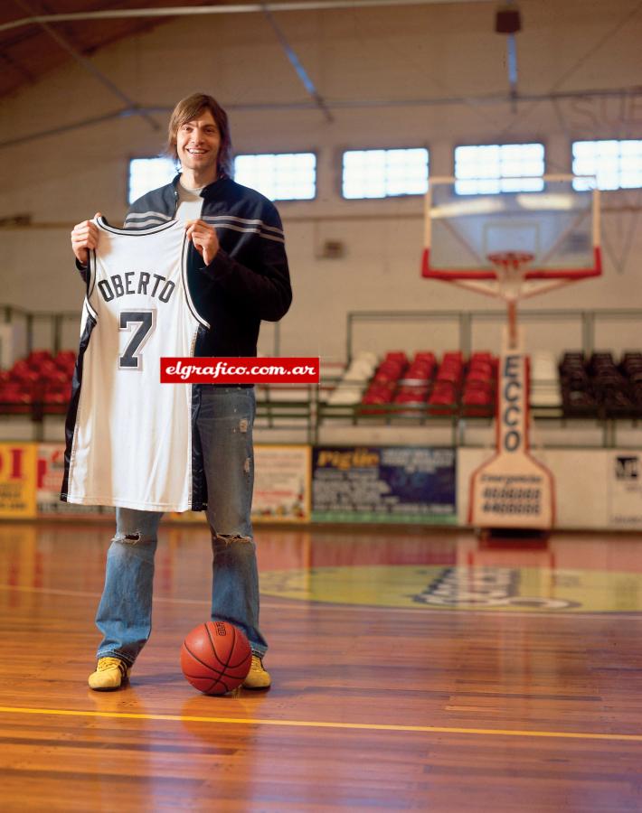 Imagen En Córdoba desplegando su alegría y lo que siempre persiguió: una camiseta NBA que diga “Oberto”. Llevó el 7 en San Antonio Spurs.