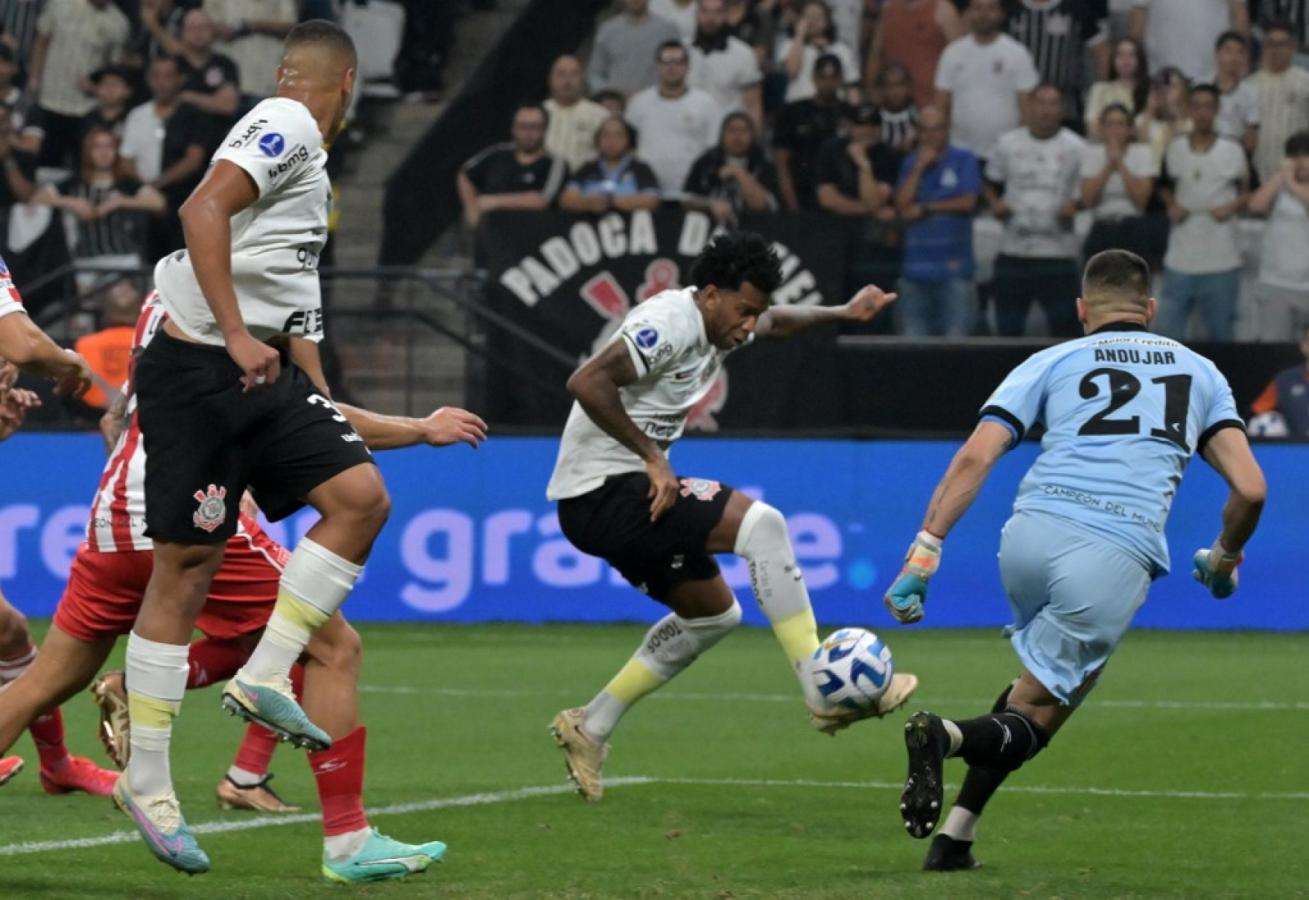 Corinthians 1 x 0 Estudiantes-ARG - Timão faz o dever de casa e