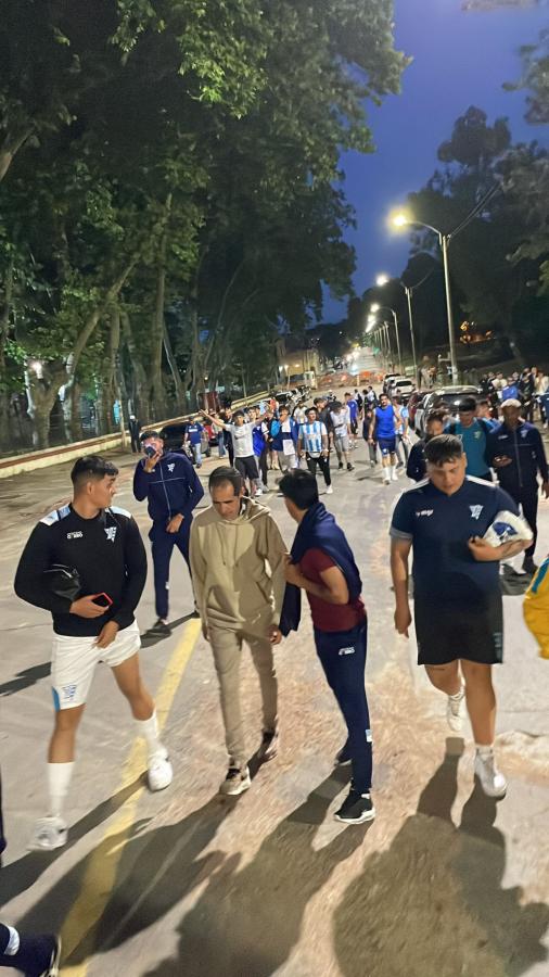 Imagen Los jugadores de Cerro cumplieron con la promesa hecha y volvieron a la par de sus hinchas: Foto: @santipereira93