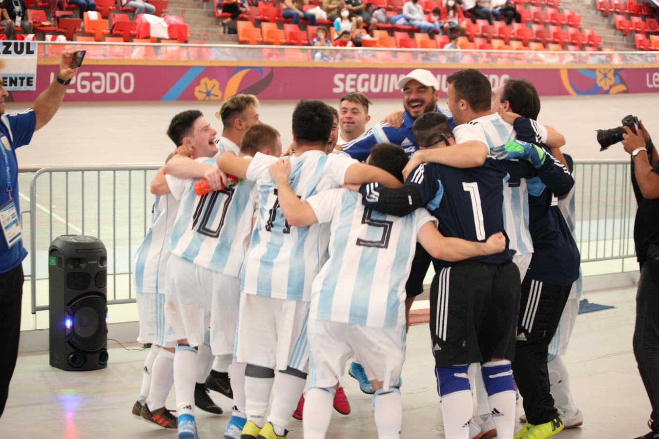 Imagen Union, compromiso y confianza, el festejo de los Halcones.