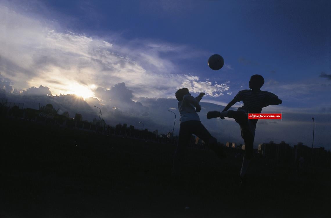 Imagen El potrero y la ilusión de los chicos que sueñan en llegar a primera.