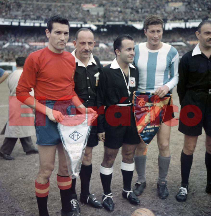 Año 1960, sorteo e intercambio de banderines en el amistoso Argentina vs. España.