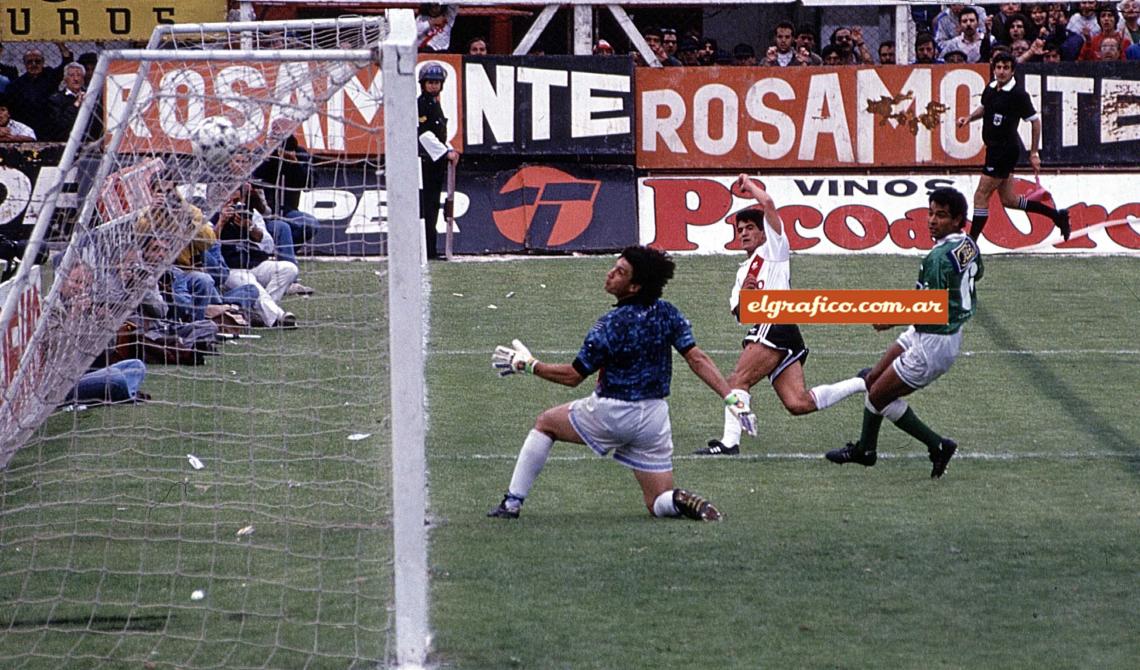 Imagen Apertura 93. El Mono Burgos, arquero de Ferro, no puede evitar el golazo del "Burrito". Después serían compañeros en River. 