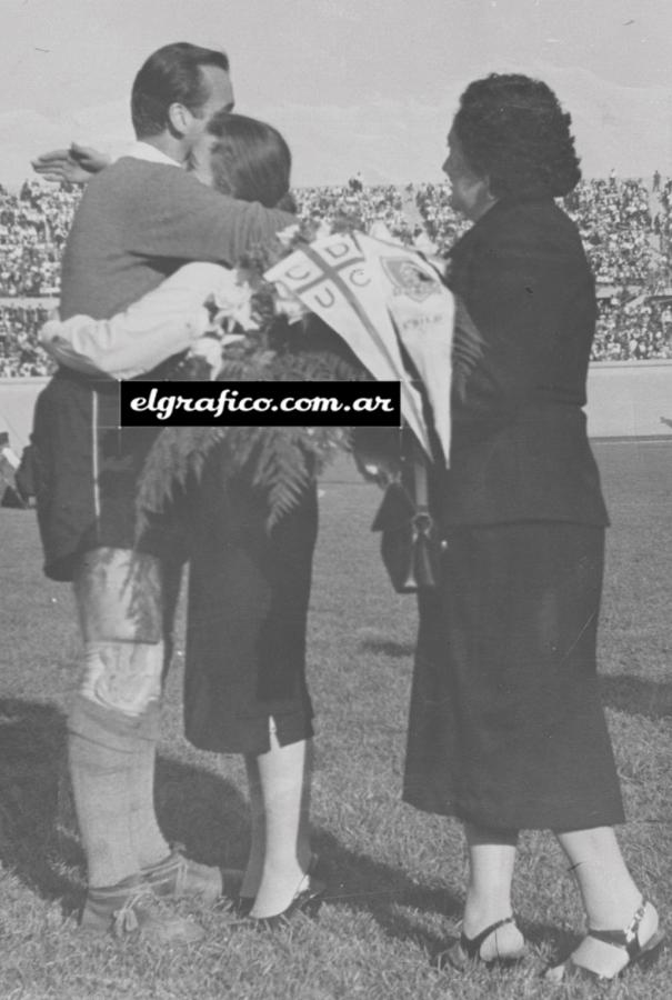 Chile tiene un gusto exquisitísimo para las cosas que hacen a la vida del corazón. Cuando Livingstone se incorporóa Colo Colo, su viejo y "único" club la Católica lo fue a agasajar en su mismo debut. Este es un detalle de aquel hermoso gesto. Lo cierto es que Livingstone nunca "se fue" de la Católica. Es como si dijéramos de Moreno de River Plate. Son hombres destinados a quedar allí aun cuando se van por un momento…