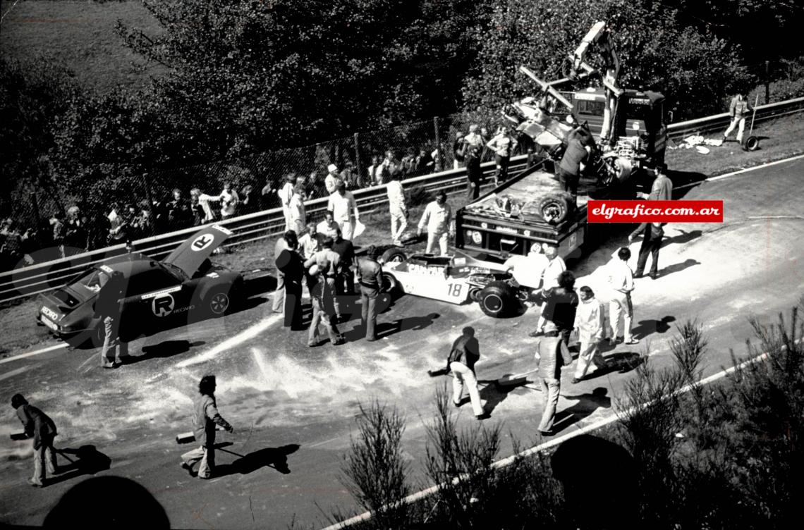 Su Ferrari 312T2 quedó destrozada y el piloto austriaco prendido fuego adentro.