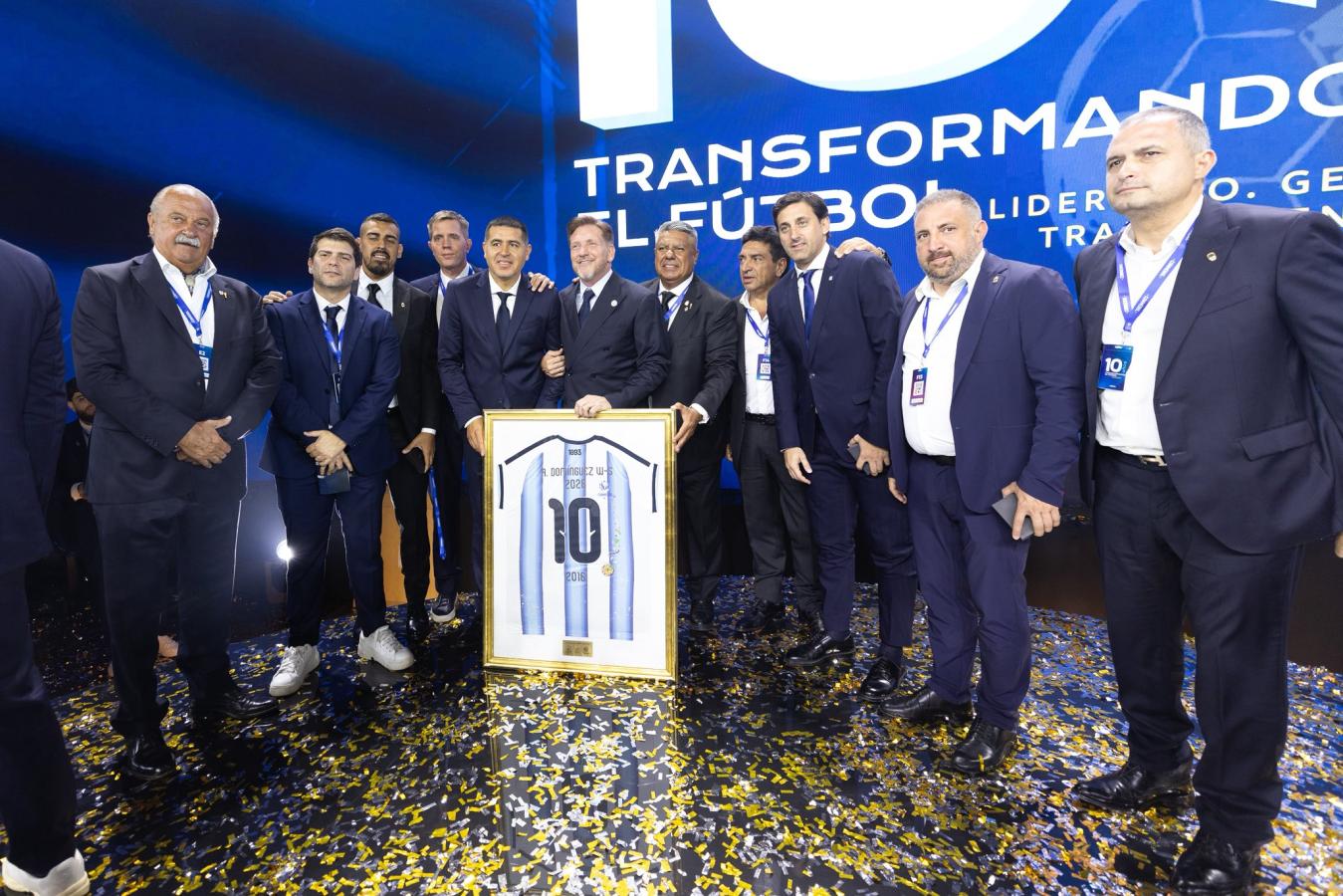 Imagen El presidente de la AFA le obsequió a Domínguez una camiseta de la Selección Argentina con su nombre y el número 10.