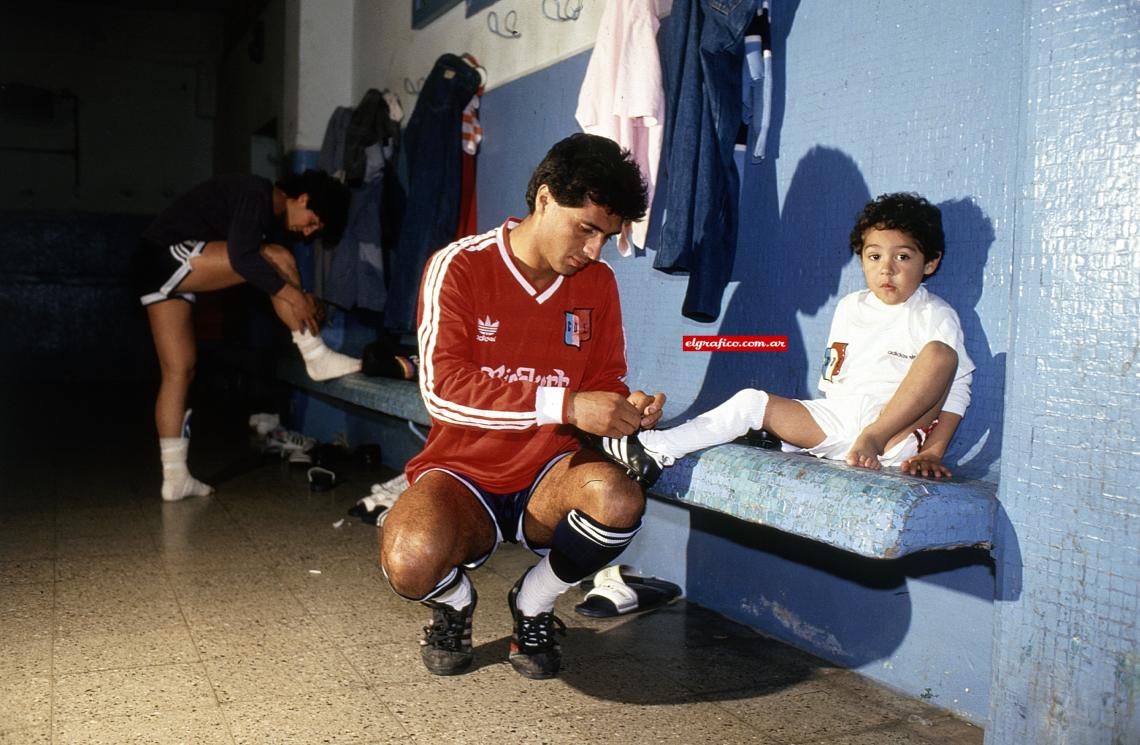 En el vestuario, Julio y Ariel Gaona.