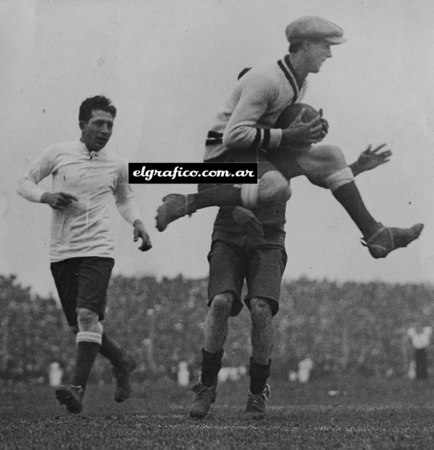 Imagen Defendiendo la valla de Capital, en uno de aquellos grandes matches contra Provincia, se ve aquí a Héctor Muschietti obligado a salir de su pintoresca apatía. 