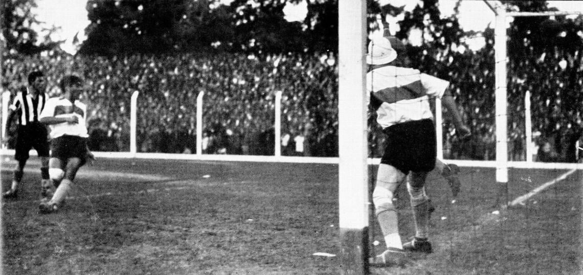 El único goal del match, conquistado a los 12m de juego por Sande, insider derecho de Estudiantes. La pelota entra a la valla impulsada por el forward visitante, burlando la vigilancia de Herrera v de Recanatini, en tanto que Montanez y Haedo siguen la trayectoria de aquélla.