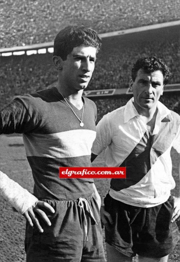 9 de setiembre de 1956. Debuta nada menos que frente a River. Ganó Boca 2-1 con goles de Zubeldía y Senés. “Cuando entré a la cancha, lo primero que hice fue pedirle a un fotógrafo de El Gráfico que me sacara una foto con Pipo Rossi. En una de esas era debut y despedida en primera pero ya tenía la foto con mi ídolo para colgarla al lado de la cama”. En una de esos cruces fuertes con Pipo, me dedico estas palabras: ¿Qué haces flaco? Mirá que le digo al fotógrafo que rompa el negativo”.
