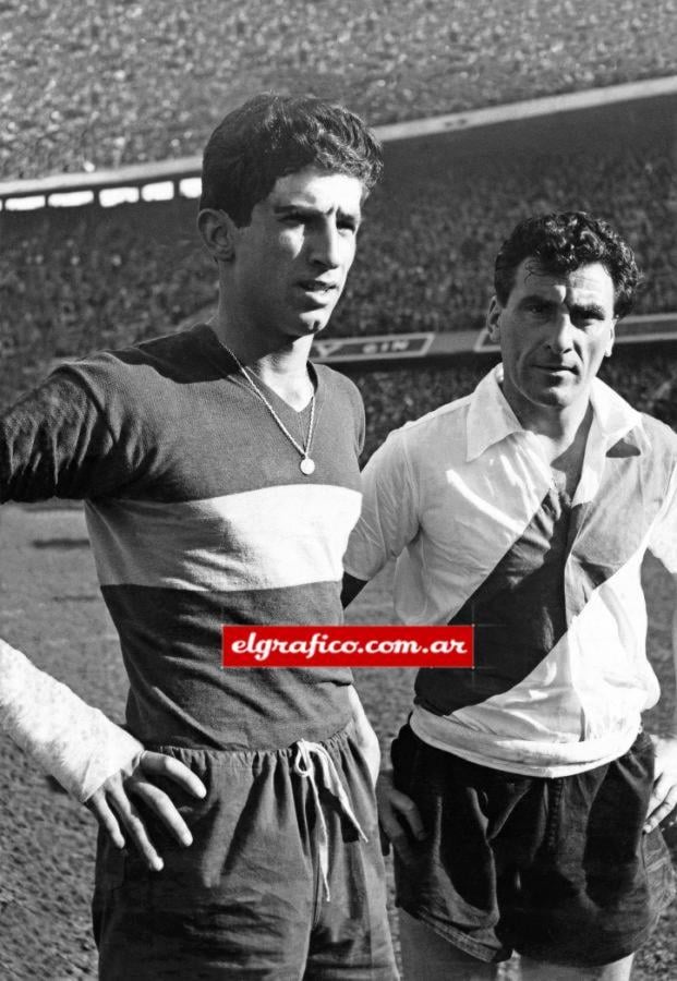 Imagen 9 de setiembre de 1956. Debuta nada menos que frente a River. Ganó Boca 2-1 con goles de Zubeldía y Senés. “Cuando entré a la cancha, lo primero que hice fue pedirle a un fotógrafo de El Gráfico que me sacara una foto con Pipo Rossi. En una de esas era debut y despedida en primera pero ya tenía la foto con mi ídolo para colgarla al lado de la cama”. En una de esos cruces fuertes con Pipo, me dedico estas palabras: ¿Qué haces flaco? Mirá que le digo al fotógrafo que rompa el negativo”.