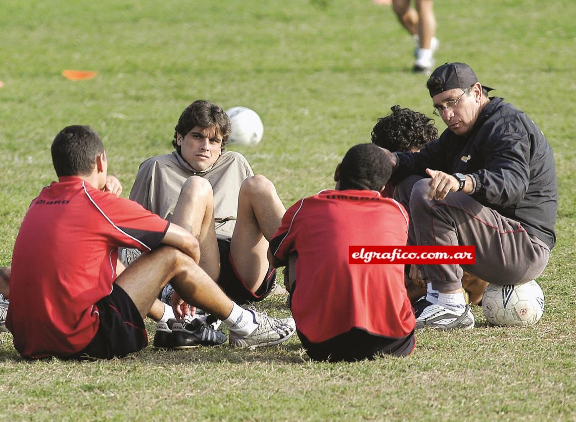 Imagen Como DT, en Universitario de Lima, en 2003. No le fue bien. En su país dirigió mayormente a equipos chicos.
