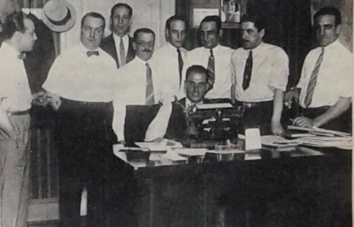 Imagen La redacción de El Gráfico en 1927 rodean a Anibal Vigil. En mangas de camisa, primero a la derecha, Borocotó recien llegado desde Uruguay.