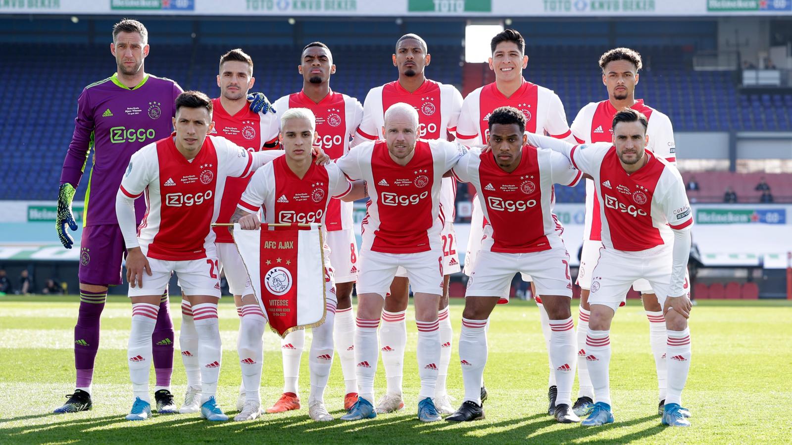 Imagen El 11 inicial de Ajax con los dos argentinos en la alineación.