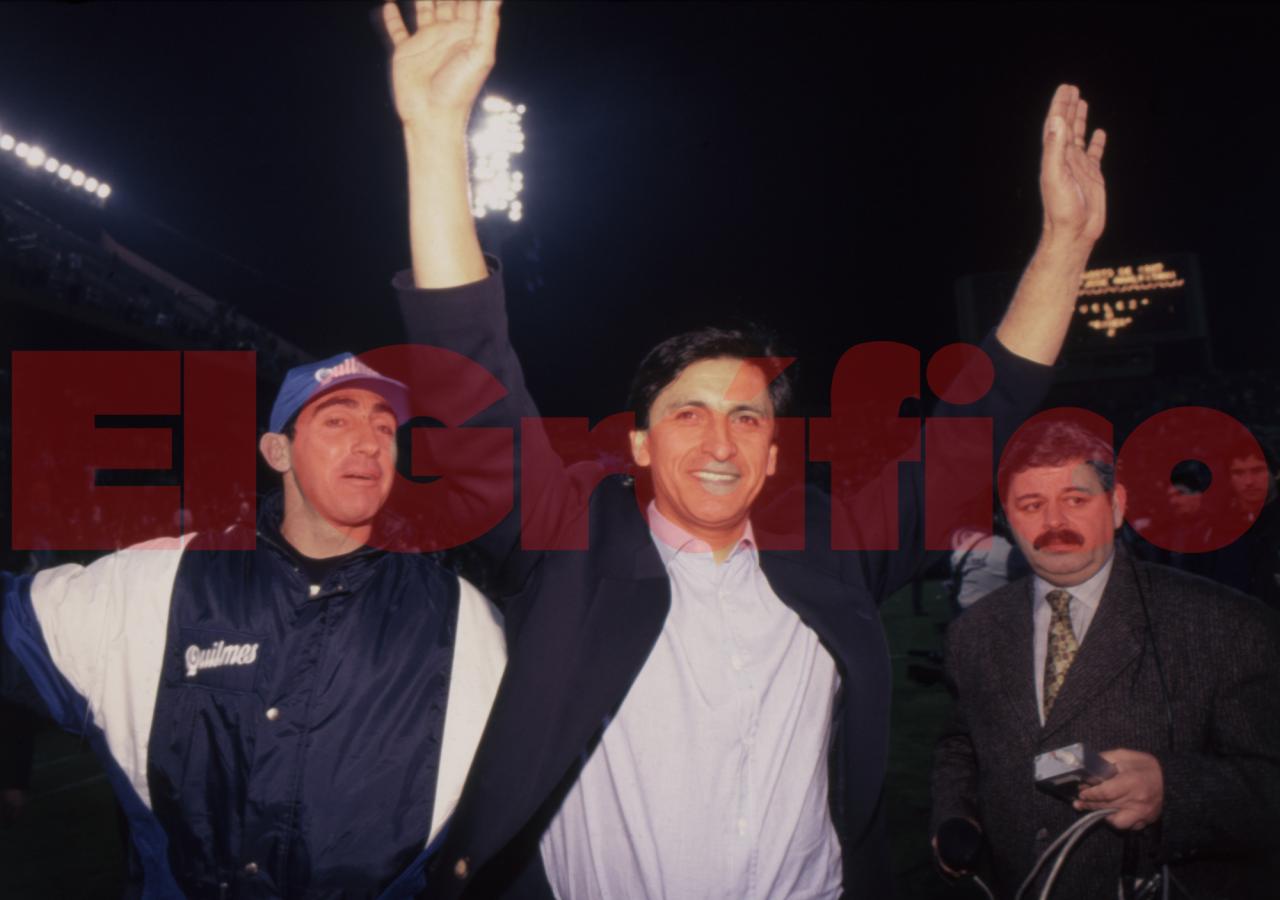 Imagen Ramón Díaz celebra de cara a los hinchas de River la obtención del Clausura 1997