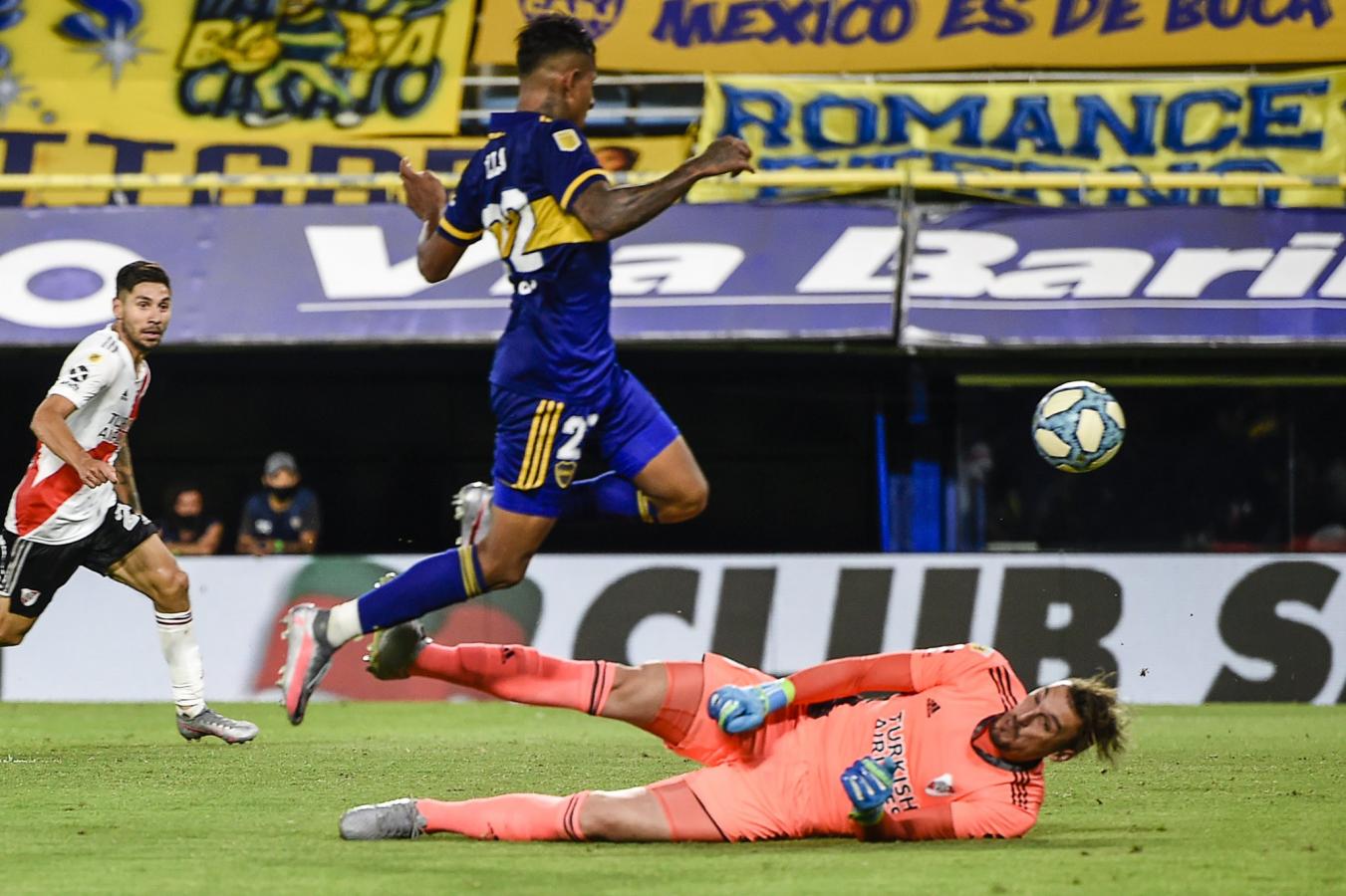 Villa define de manera magistral ante la salida desesperada de Armani. Fue un empate vital para Boca, a cinco para el final.