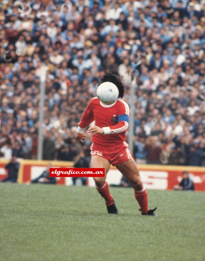 Imagen “LA CARA DEL FÚTBOL”. En Argentinos. ¿La mejor foto de Diego de la historia?