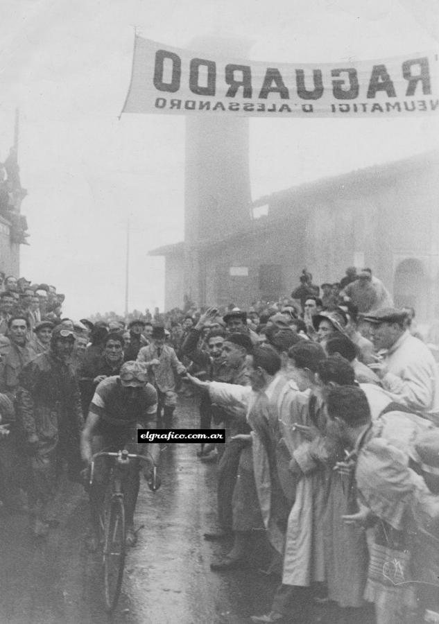 Imagen  Coppi en la cuesta de Ghisallo venciendo a Gino Bartali en el Giro de Lombardia en 1948.