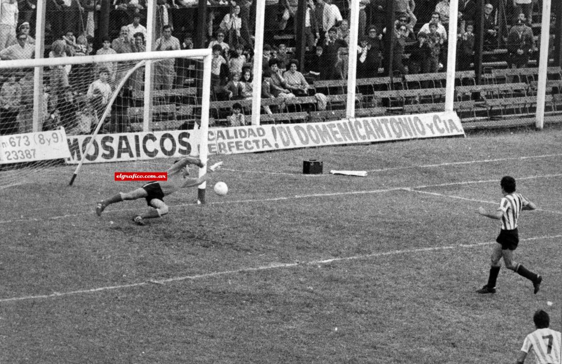 Imagen 14 de Mayo de 1972. Le ataja el penal a Juan Ramón Verón de Estudiantes. Fue su tercer penal detenido desde que era titular en Racing en el Metropolitano 72.