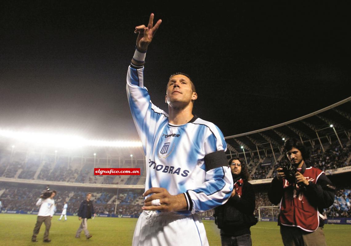 Imagen El Cholo saludando a la hinchada. Una manera de volver al pasado, cuando él mismo estaba en esas tribunas.