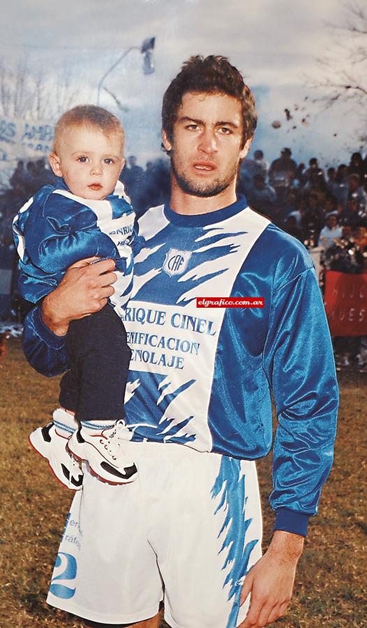 Con la camiseta de Federación, el club de su pueblo, y el hijo de un amigo.