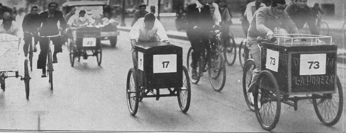 Imagen Por frente al Correo Central ya Alberto Enríquez se halla punteando, pero seguido a muy escasa distancia por Jaime Roig, Manuel Yebra y Pedro Petruolo, en quienes encontró sus más serios rivales. Petruolo, que en esos momentos viene cuarto, atropellará para ubicarse segundo y exigir aún más al vencedor.