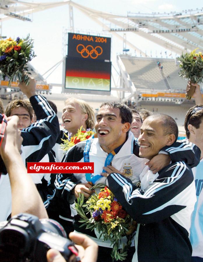 Imagen Locura argentina en Atenas: el Chelito Delgado, Figueroa, Tévez, Clemente, todos...