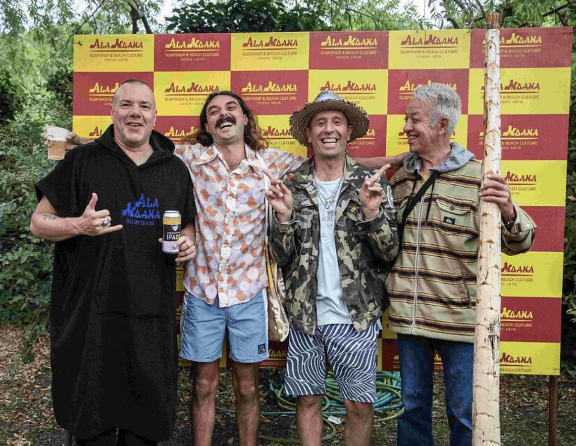 Imagen Fer Ruiz Díaz, Nieblas, Aguerre y el mítico Donald. Música y surf.