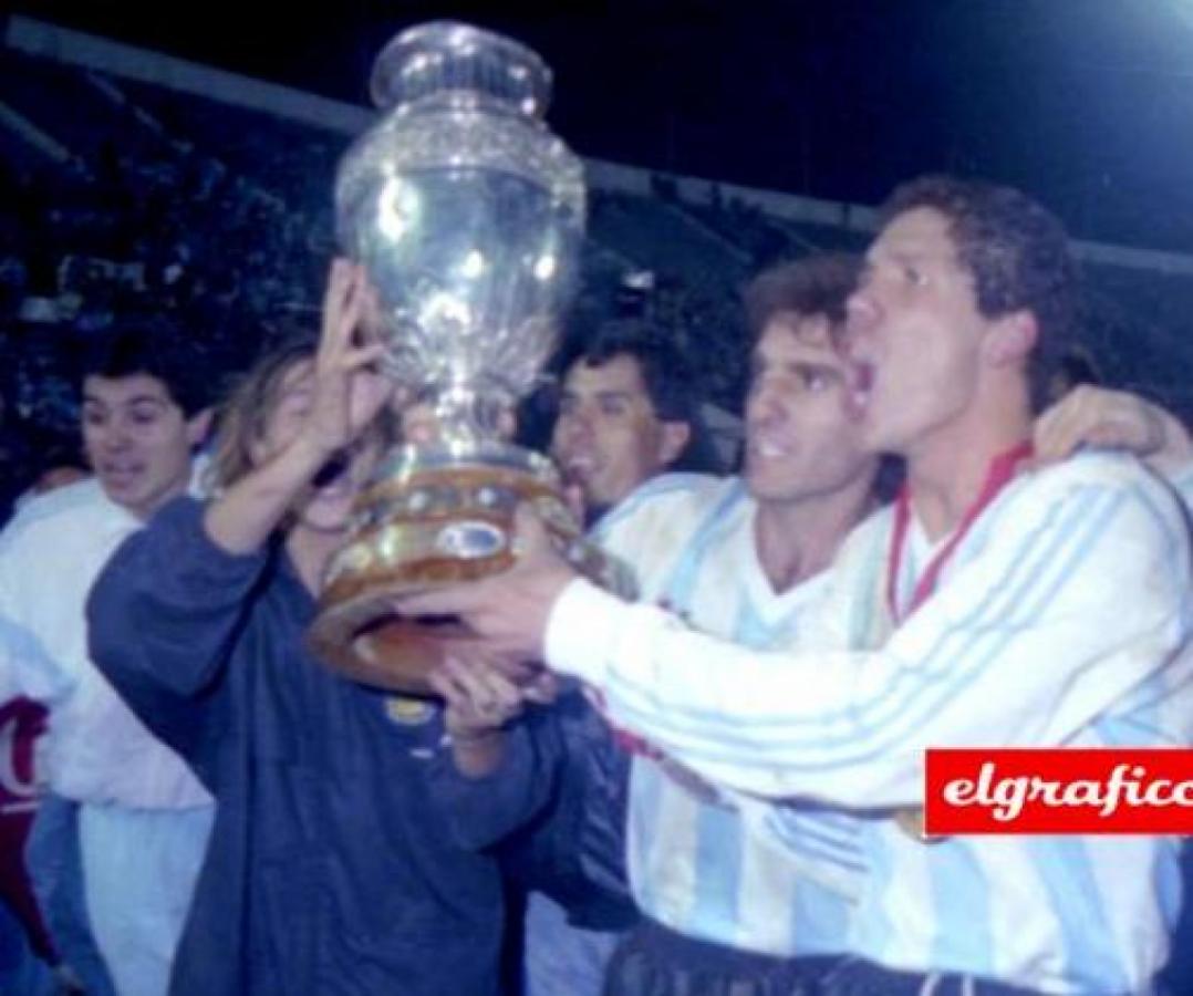 Caniggia con la Copa América 1991 en las manos junto con Ruggeri, Simeone y Zapata dando la vuelta olímpica en Chile. La Copa América vuelve al país tras 32 años.