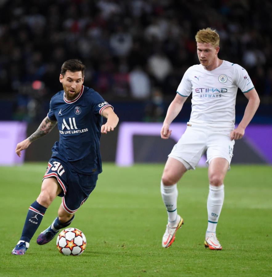 Imagen Messi y De Bruyne en acción durante un PSG-City por Champions League.