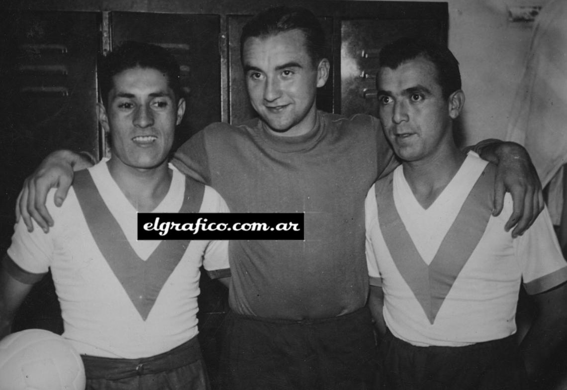 Imagen En su debut internacional en la selección chilena, Contra Argentina, en 1940, por la Copa Ortiz. Posa con sus zagueros, Salfatti y Córdoba. 