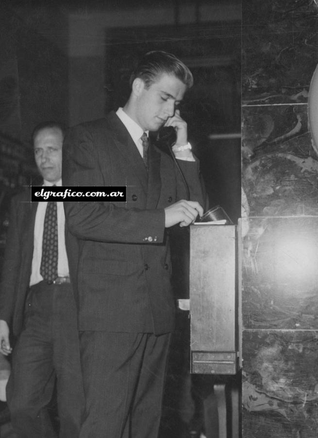 SILVIO MARZOLINI, nacido en el barrio de Belgrano, Capital Federal, el 4 de octubre de 1940, es jugador de F. C. Oeste desde 1955, tras haber actuado en Flecha de Oro, club de barrio, y Antártida Argentina, equipo participante en los campeonatos infantiles.