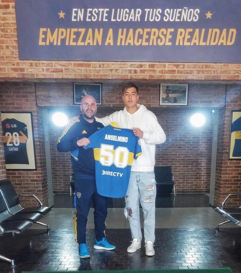 Imagen El regalo de la camiseta de su debut para la penisión del club.