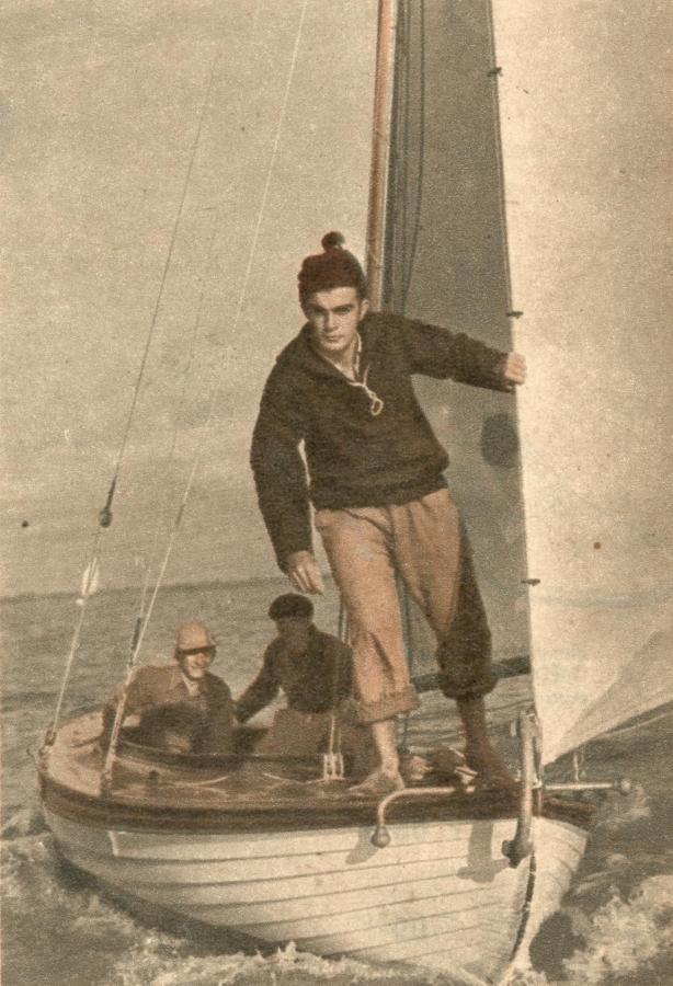 Imagen El "Teuco", del C. N. B., ganador de la regata a Carmelo. Al timón Mario Lloret, a su lado F. Smith y de pie N. Viola. Por reglamento el ancla debe llevarse armada y lista en cubierta.