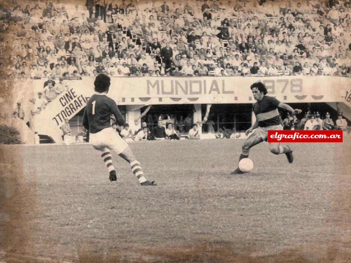 Imagen En el Superclásico del 12 de marzo de 1972, Ponce encara al arquero millonario.