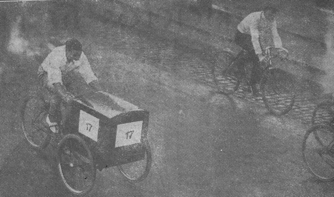 Imagen JAIME ROIG, el clasificado tercero, uno de los más bravos competidores que tuvo la carrera, va en estos momentos punteando, perseguido por Petruolo y Enríquez.