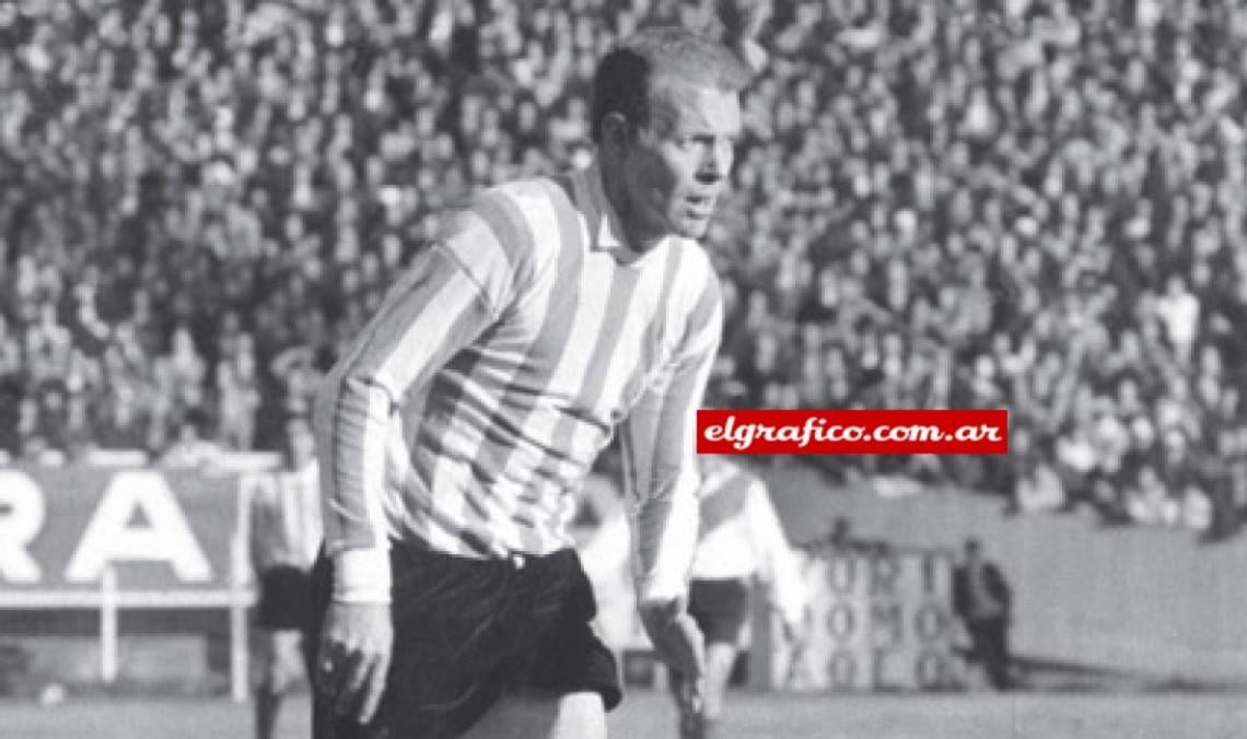 Imagen Elegante. Sacchi, símbolo del fútbol bien jugado, con la camiseta de Racing.