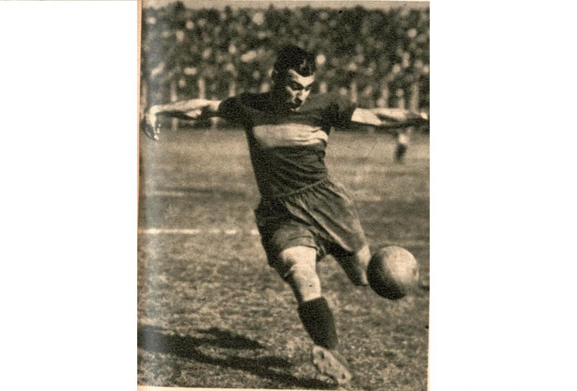 Ya fuera con Tarasconi como con Varallo al centro, quien vemos en la foto en acción característica suya, Boca Juniors actuó con su avance en "doble ve" porque la pujanza y shot de los ejes mencionados obligaron a esa táctica.
