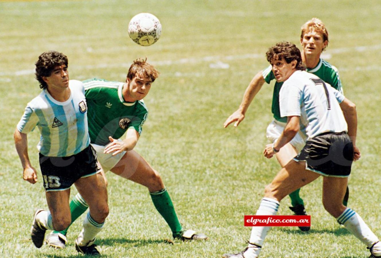 Imagen El Mundial 86, el momento más alto en la carrera de Maradona, con Burruchaga con un gol decisivo