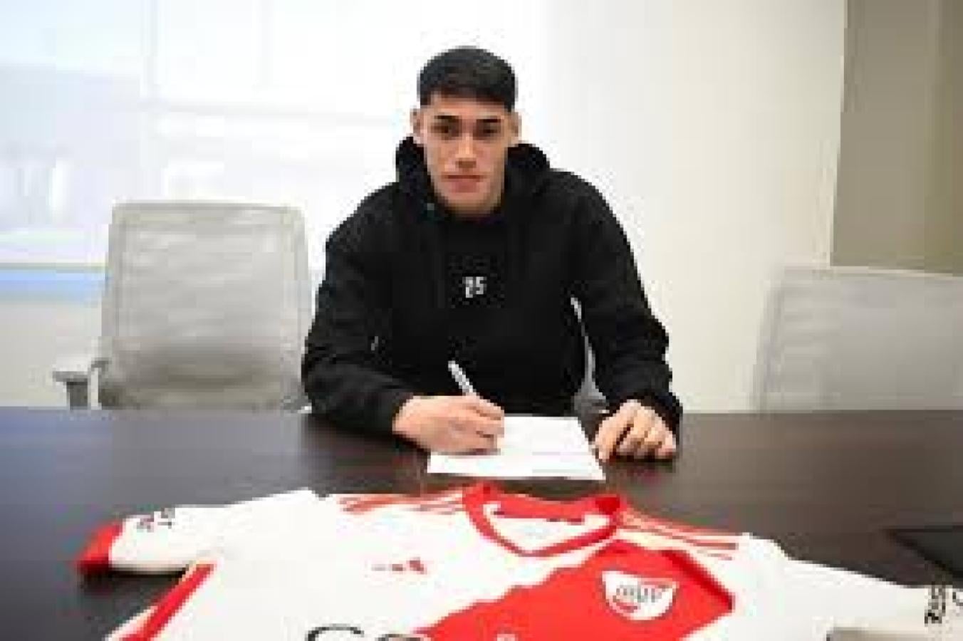 Imagen Lencina tiene contrato hasta diciembre de 2026 y su cláusula es de 30 millones de euros.