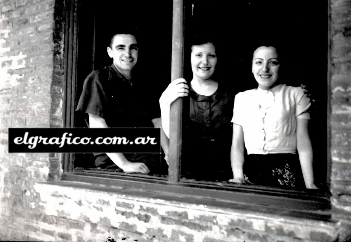 Imagen Pizzuti y sus hermanas. Nació en Barracas en 1927 cuando el barrio mostraba el orgullo de su Sportivo Barracas y cuando en Racing brillaba su ilustre antecesor: Pedro Ochoa.