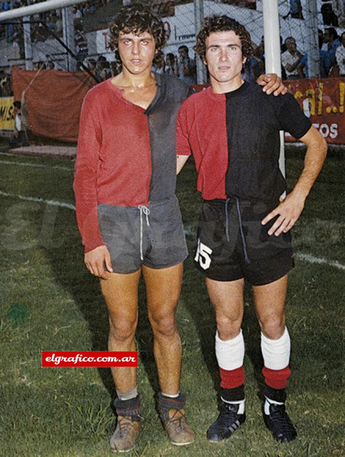 Con su hermano José Luis, que jugó antes que él en la Primera de Newell´s y que le consiguió la prueba en el club, en tiempos sin publicidad en la camiseta.