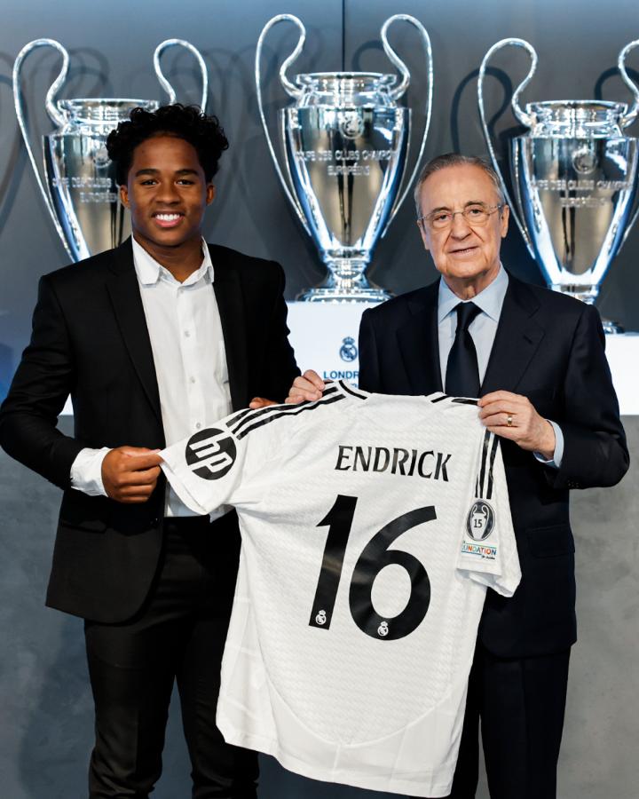 Imagen Endrick, Florentino Pérez y la camiseta que usará el brasileño con Real Madrid.