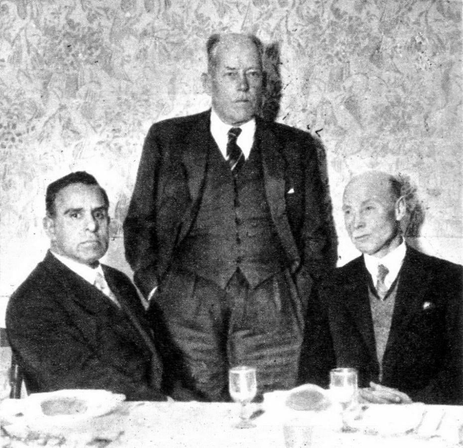Imagen Figuras de un pasado que ya parece legendario. He aquí a J. Morroni, C. Wilson y H. T. Ratcliff reunidos en una comida efectuada en 1941. El último de estos figura en el equipo de Belgrano de 1900 y fue uno de sus grandes jugadores.