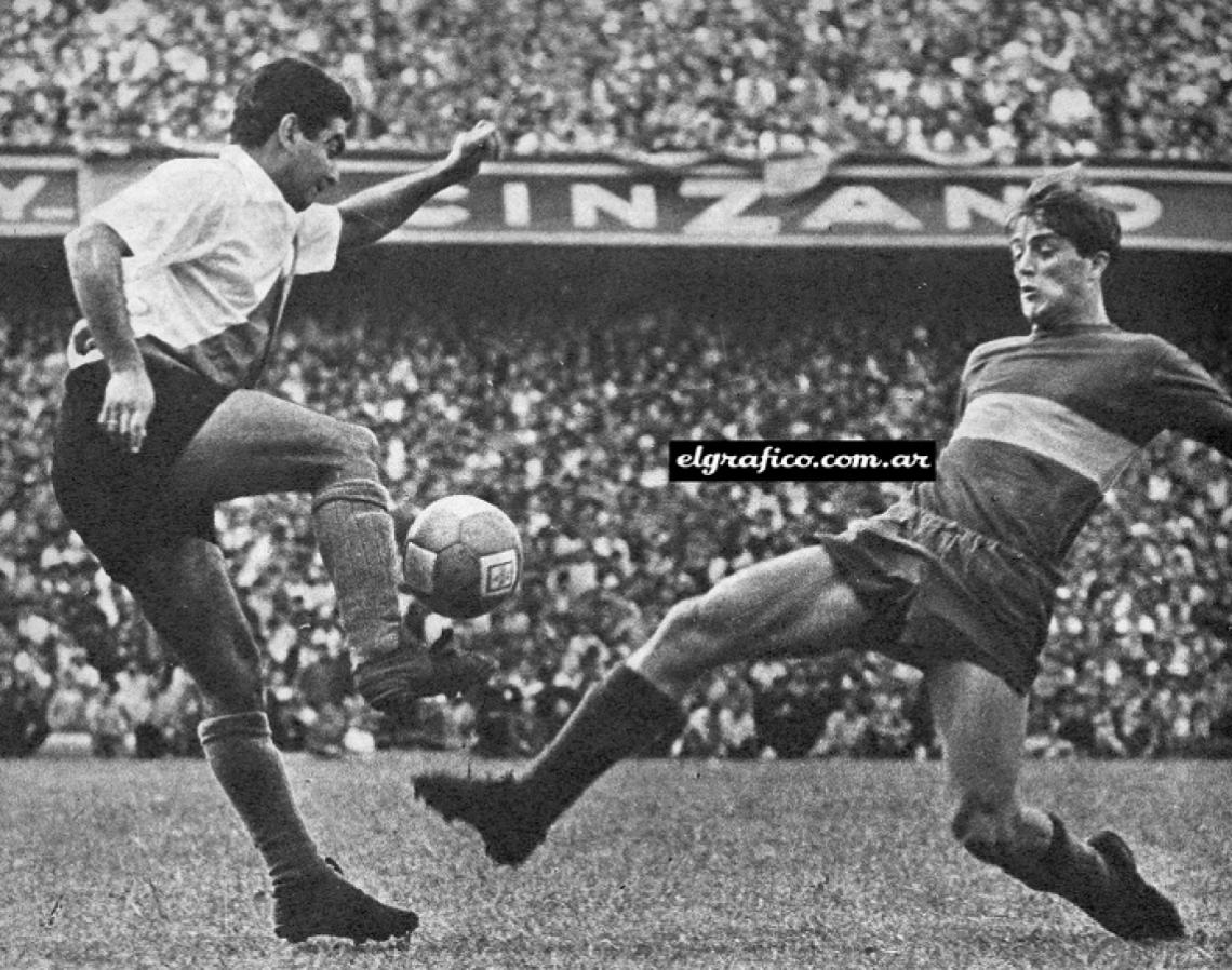 Imagen El gran dueto de habilidad. El gran empate. Luis Cubilla y Silvio Marzolini. En los primeros 45 minutos ganó el uruguayo. En los últimos, el rubio zaguero del campeón. 