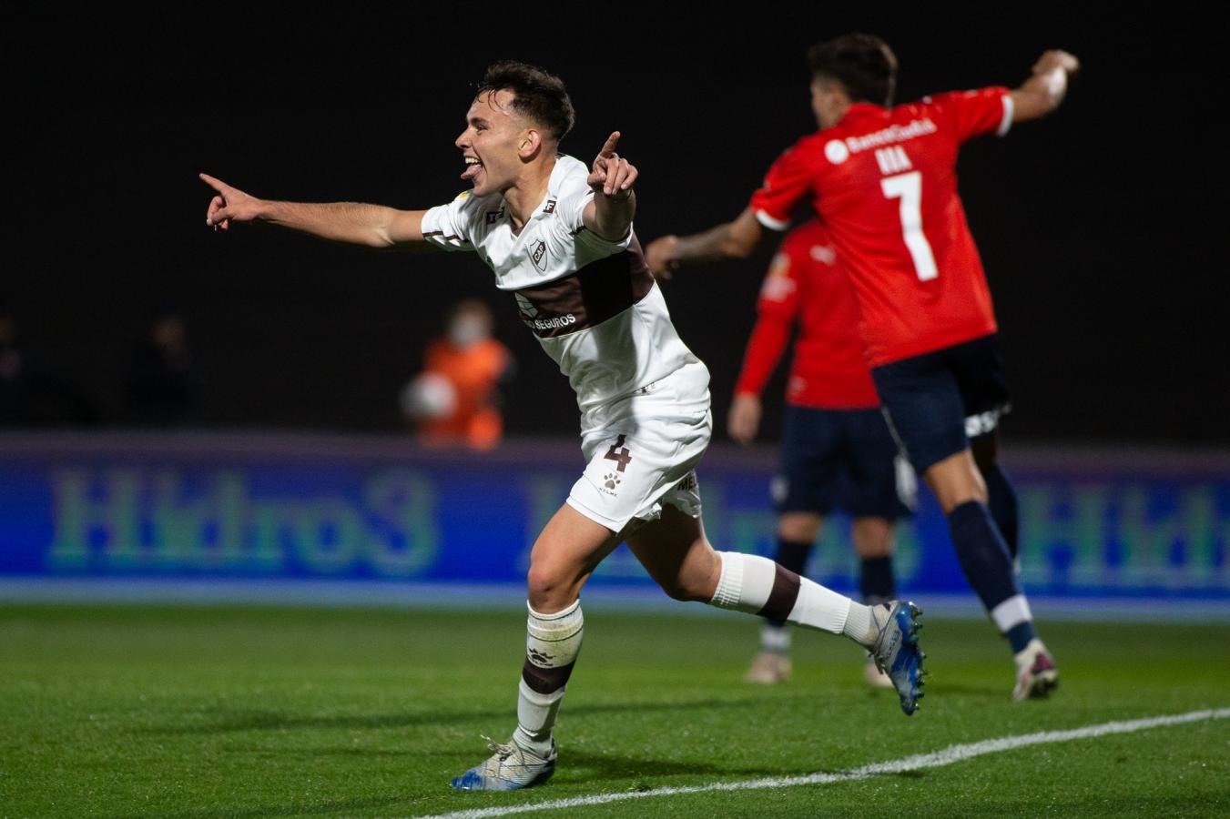 Augusto Schott festeja su primer gol en Primera. Buen presente del ex lateral de Talleres. Foto: @caplatense