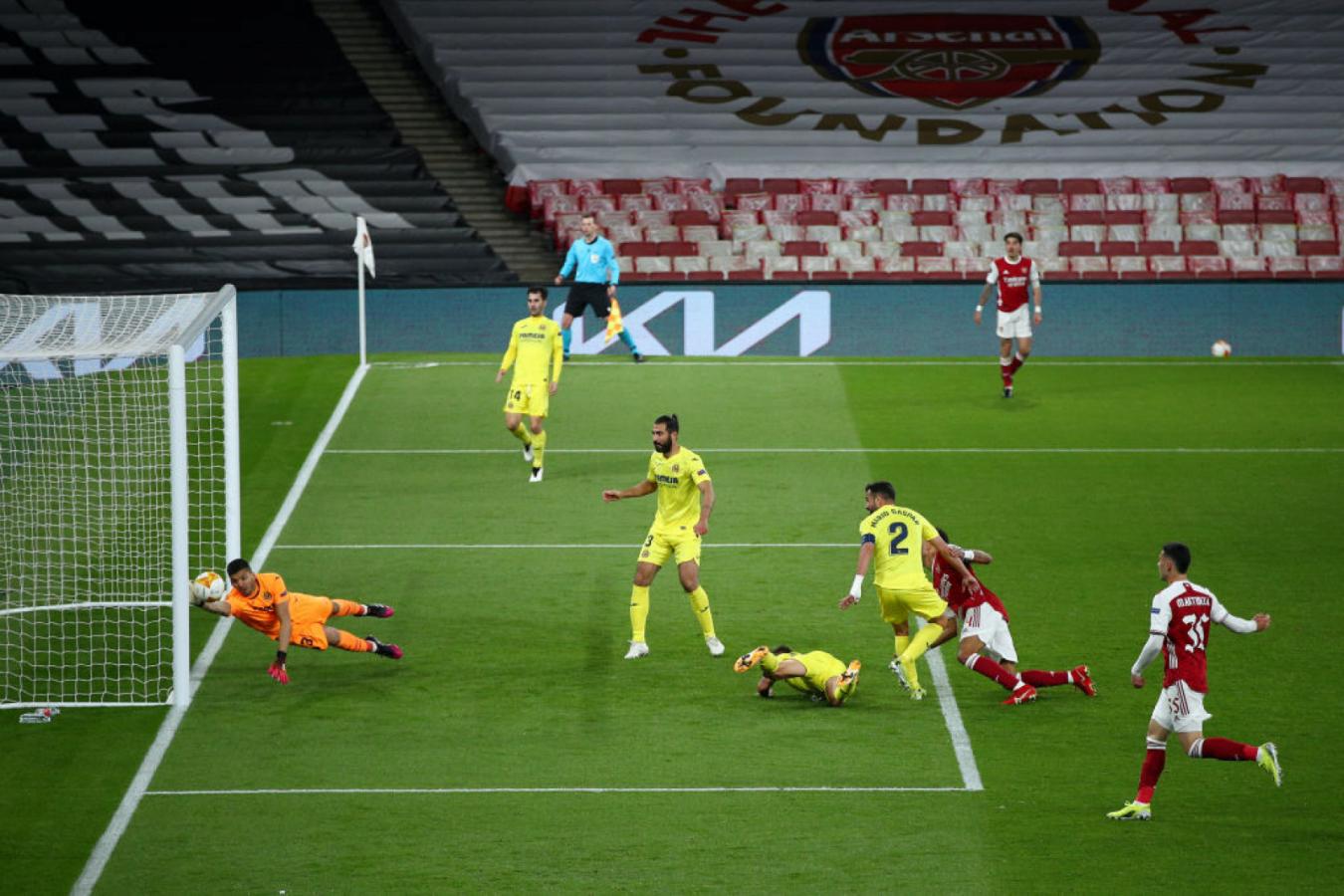 Imagen Remata Aubameyang pero la pelota da en el poste del arco de Rulli. Arsenal fue más pero no le alcanzó. Foto: @EuropaLeague
