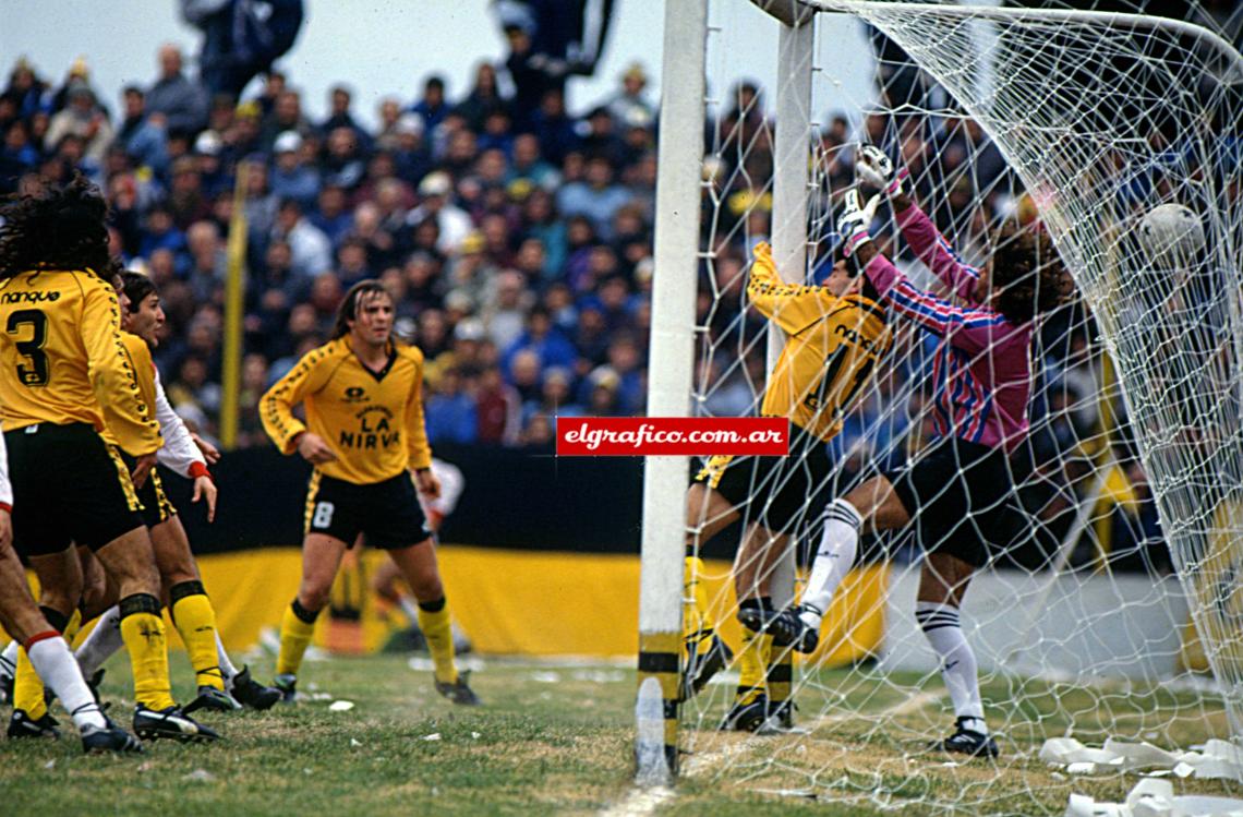 El estéril esfuerzo de la defensa de Almirante Brown por evitar el gol.
